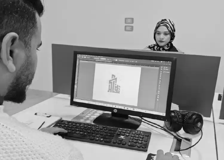 احد فريق عمل فيكتورايز يرسم شعار