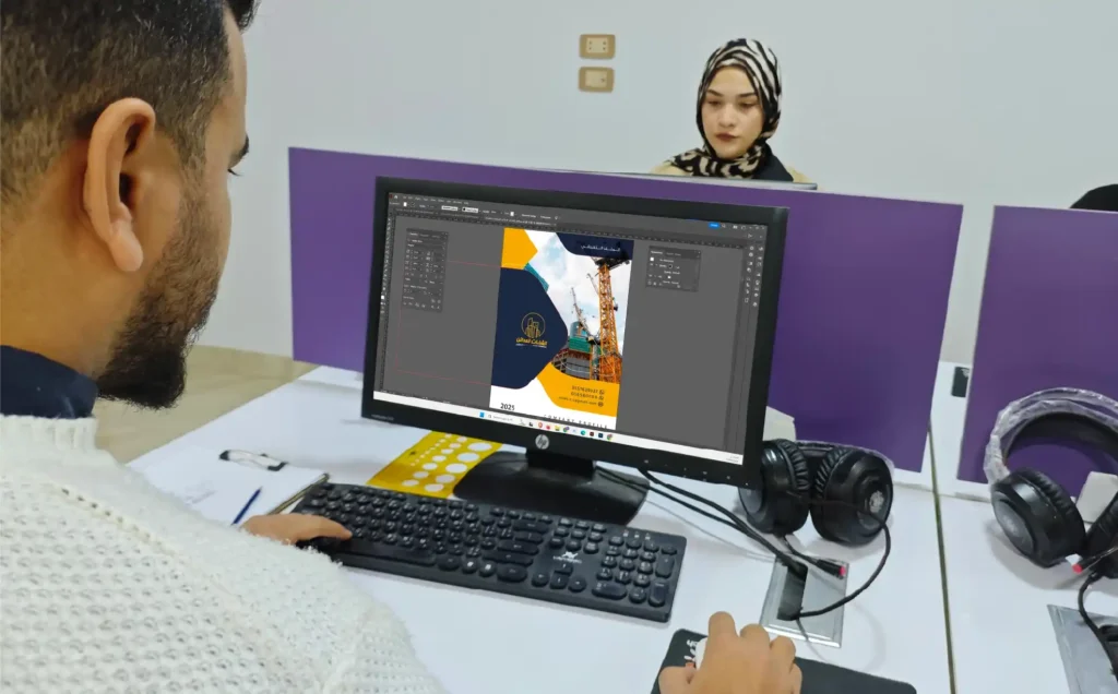 احد مصممين فريق فيكتورايز وهو يصمم نموذج بروفايل شركة مقاولات